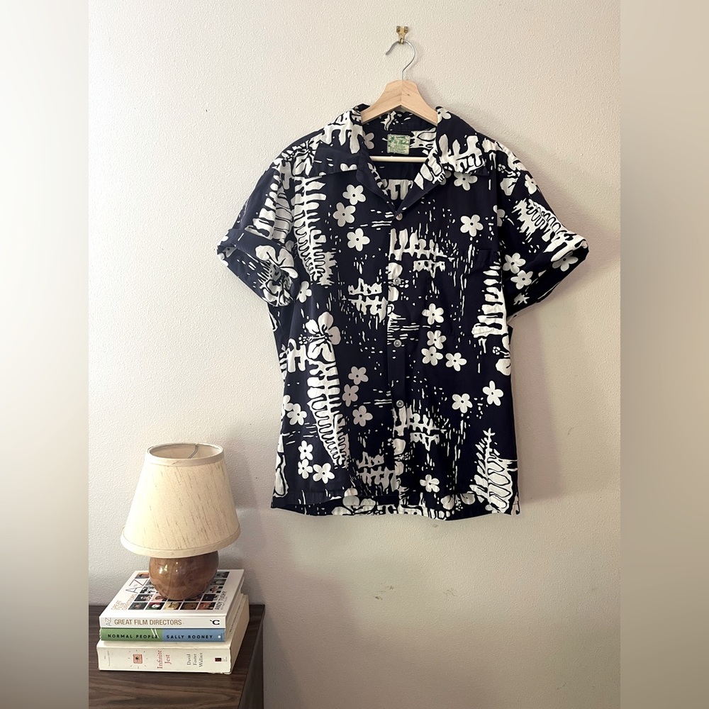 Vintage 1970s Ui-Maikai Hawaiian Blue and White Floral Print Button Up Shirt